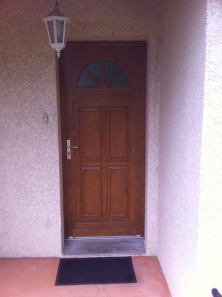Pose d'une porte PVC et dépose de l'ancienne porte en bois