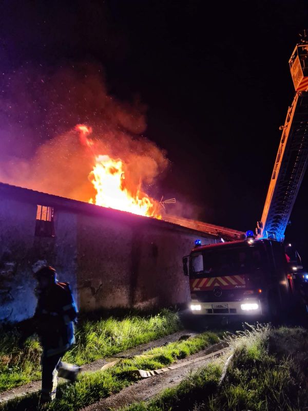 Un corps de ferme s'embrase à Charmes !