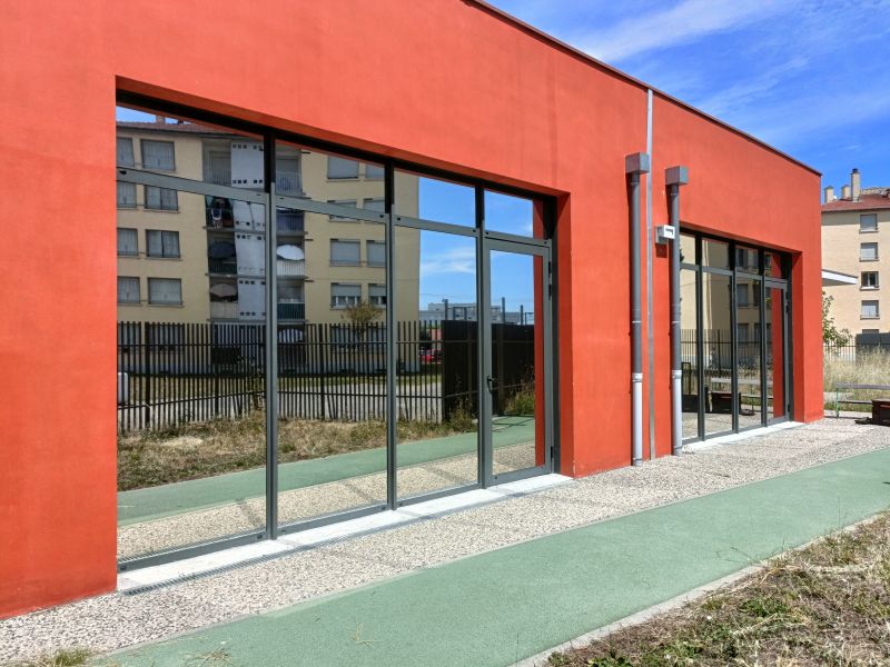 Réalisation de l’installation de film solaire extérieur sur fenêtres pour une protection solaire optimale