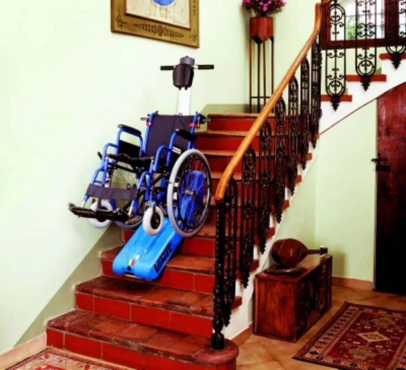  Le monte-escalier mobile T09 sur roues pour personnes à mobilité réduite de madame Graziella